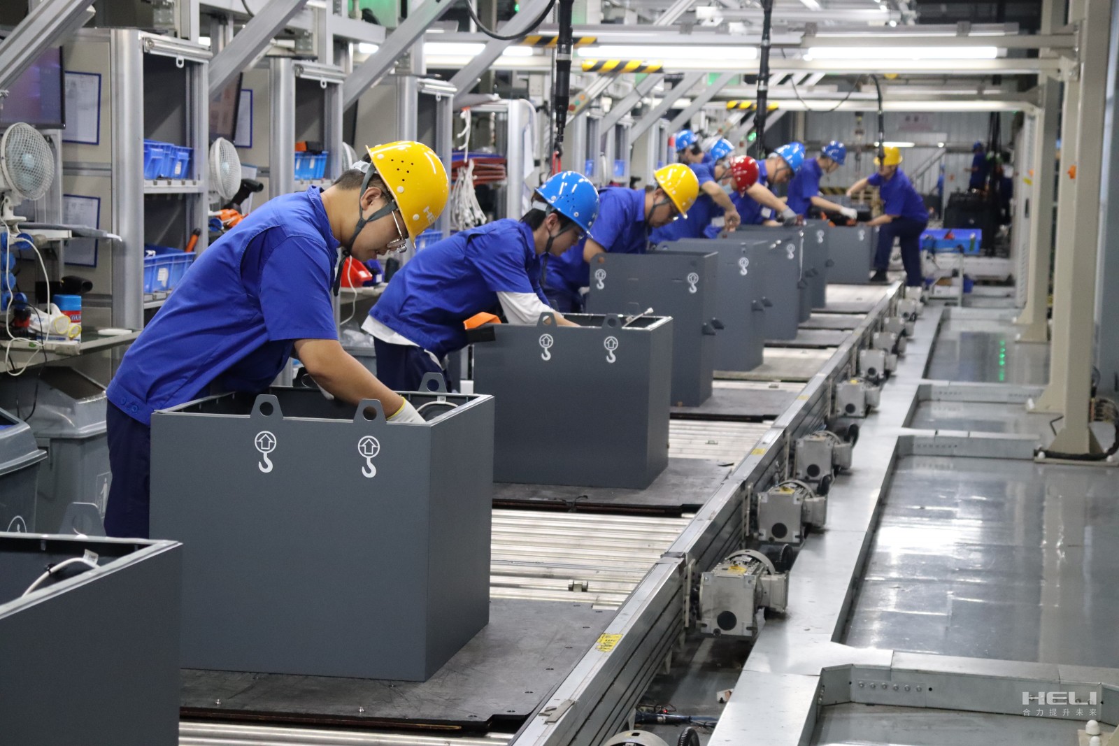 繁忙的鋰電PACK組裝線.jpg